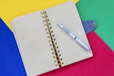 Çok renkli parlak kağıt, kopya alanı metin için arka plan açık defter yakın çekim. Üstten görünüm. Okul, okul, eğitim için başlayan kavramı