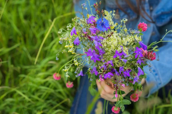 Parlak yeşil çayır arka plan üzerinde güzel yaz kır çiçekleri buketi Close-up. Mevsim, çevre ve ekoloji, Doğa, doğal arka plan kavramı