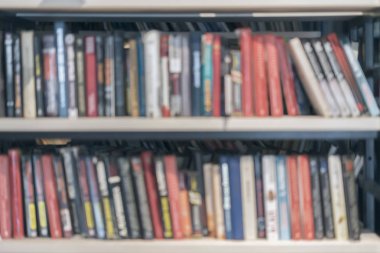 Kitaplık Kütüphane, kitapçıda ev, antika arka plan kitaplarda ile bulanık raflardan soyut. Kavram öğrenme, okul, eğitim