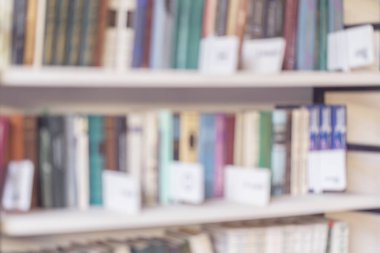 İki kitap rafı, imlerine Halk Kütüphanesi, kitap deposu, evde, karanlık antika arka plan bulanık. Kavram öğrenme, okul, okul için eğitim