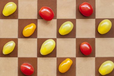 Çok renkli olgun kiraz domates bir satranç tahtası, üstten görünüm, sağlıklı gıda, doğru yaşam tarzı, detoks, vitaminler, dietin üç tür