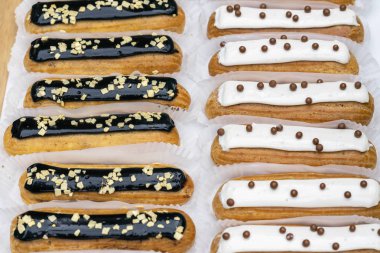 Beyaz ve siyah çikolata lezzetli eklerleri iki tür