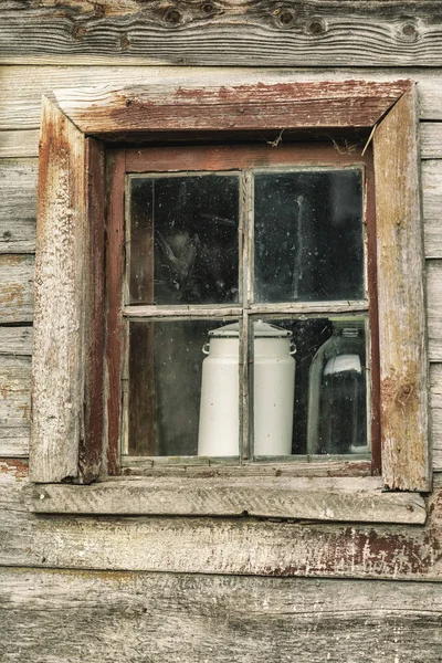 Окно старого фермерского дома. Естественная винтажная грязная текстура. Специально сохранившийся сельский деревянный дом для агротуризма, сельский антикварный дом . — стоковое фото