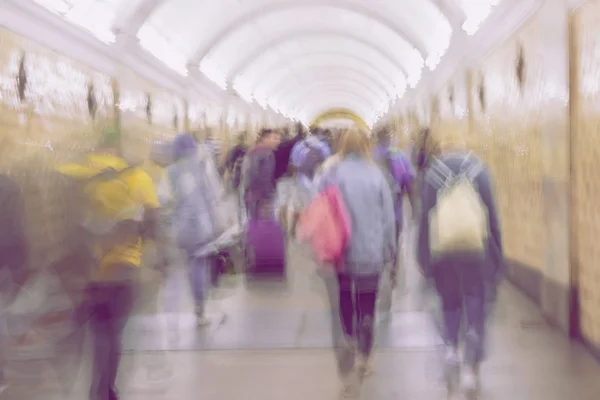 Abstracto grupo irreconocible de pasajeros apresurados en la plataforma del metro. Fondo de movimiento borroso —  Fotos de Stock