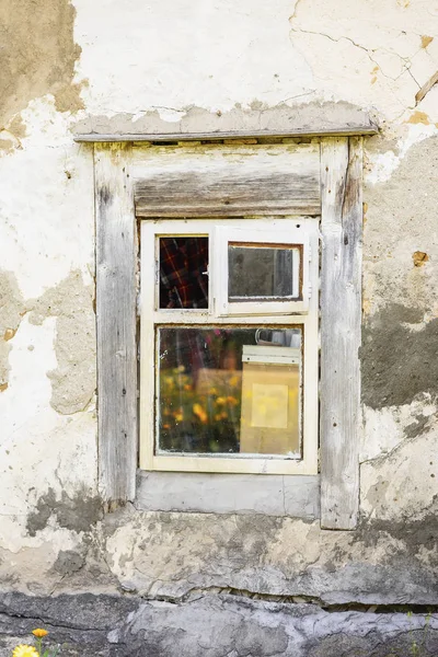 Vecchio muro ruvido intemperie con finestra in legno. Texture sporca vintage naturale. Casa rurale appositamente conservata per agriturismo, casa di campagna antica . — Foto Stock