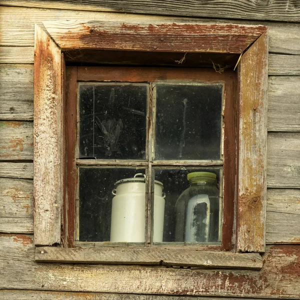 Vecchio muro di legno grezzo intemperie con finestra sporca. Texture sporca vintage naturale. Casa rurale appositamente conservata per agriturismo, campagna — Foto Stock