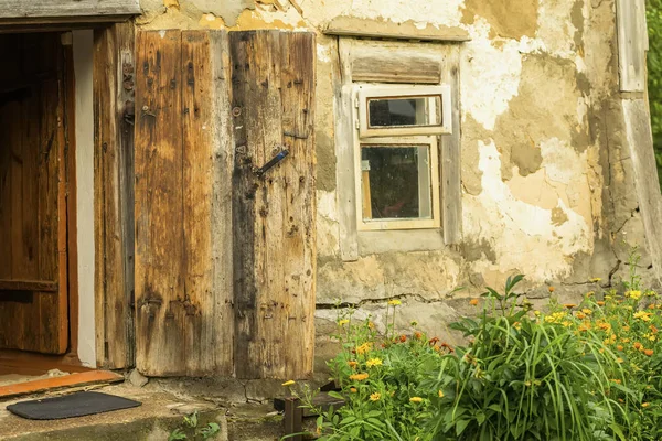 Antigua pared erosionada con ventana de madera. Textura sucia vintage natural. Casa rural especialmente conservada para el agroturismo, la arquitectura del país —  Fotos de Stock