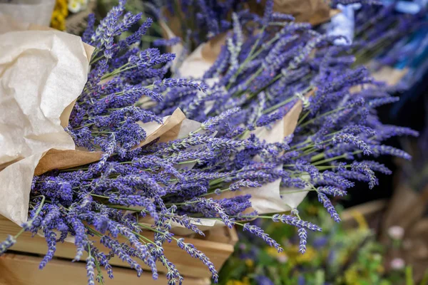 Lavender bouquet in a simple rough paper, real scene in flower market — Stock Photo, Image