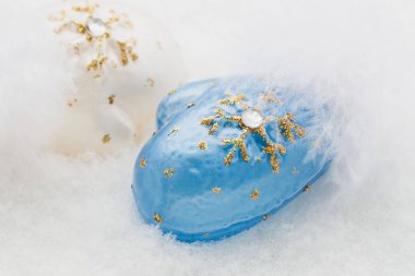 Beyaz arka plan doğal kar miniatrnyh mittens dan Noel süsleri.