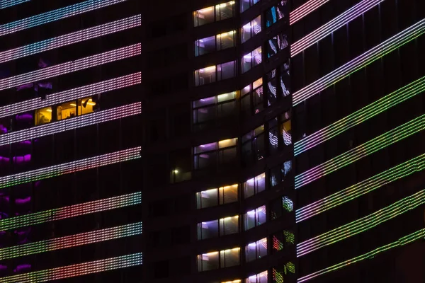 Oświetlony windows wielopiętrowych budynków w nocy — Zdjęcie stockowe