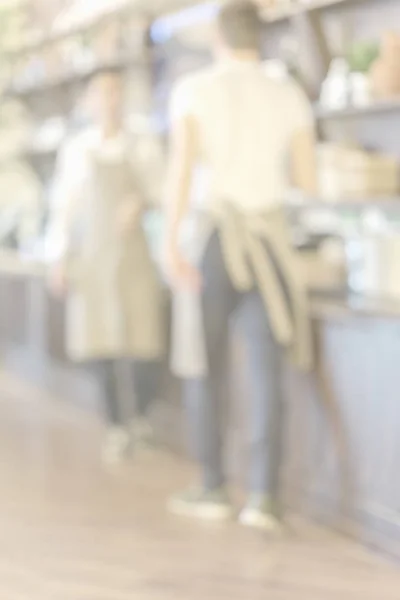 Dois garçom irreconhecível em um café no trabalho. Luz fundo abstrato — Fotografia de Stock