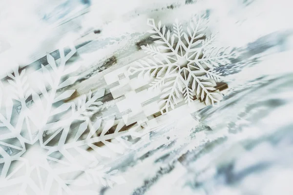 Abstrato desfocado festivo fundo de Natal com decoração floco de neve em cores azuis claras — Fotografia de Stock