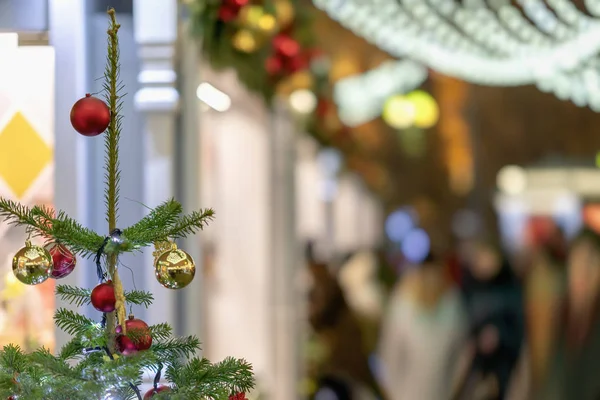 Streszczenie światła świąteczne, świąteczne zakupy, tłum ludzi. Choinka z dekoracjami, niewyraźne tło z bokeh — Zdjęcie stockowe