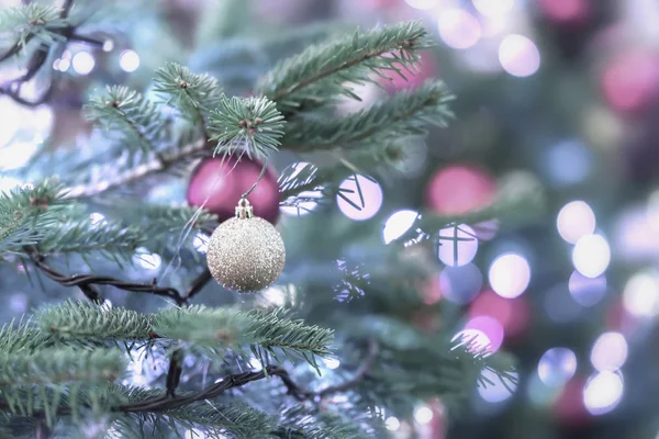 Spurse choinka z bokeh, srebrny girlandy, bombki, dekoracje. Jasne tło uroczysty. Selektywny fokus. Zimowe wakacje, nowy rok, Boże Narodzenie. — Zdjęcie stockowe