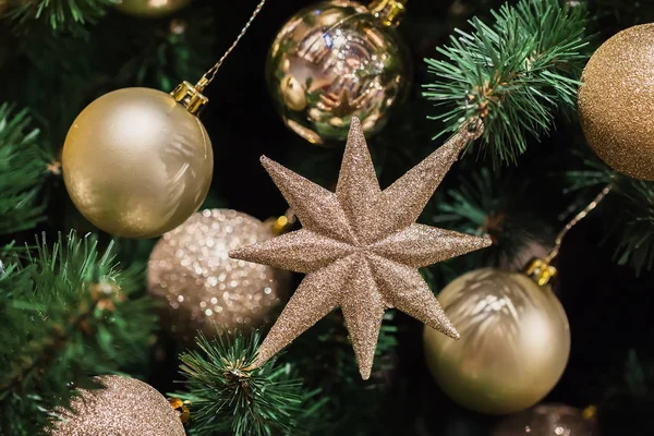 Feliz Año Nuevo y el concepto de celebración de Navidad con bolas brillantes de oro — Foto de Stock