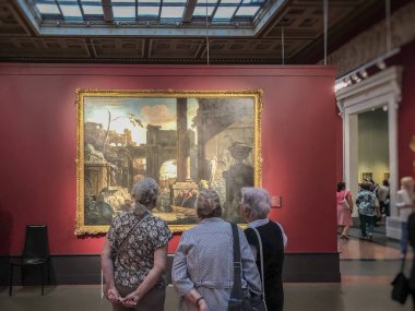 Resim Galerisi'tanınmayan üç kız yaşlı akıllı hayran ve sanatsal bir başyapıt tartışmak. Sanat kavramı, emeklilik, yaşlı, yaşam tarzı ilgi