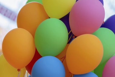 Parlak renkli balonlar yakın çekim, Festival renkli arka plan için farklı temalar