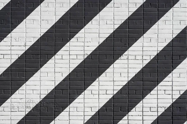 Šikmo malované černé a bílé cihly zdi. Grafické grunge textury povrchu, jako graffiti. Abstraktní moderní zázemí — Stock fotografie