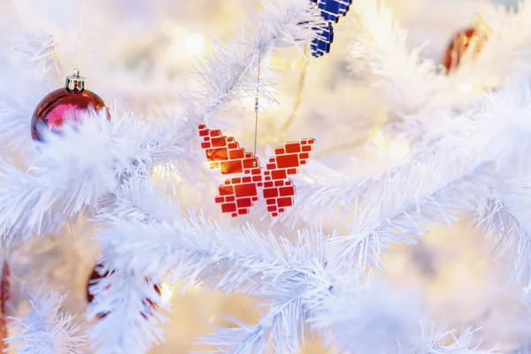 Decoraciones Brillantes Una Mariposa Mosaico Vidrio Rojo Árbol Navidad Blanco —  Fotos de Stock