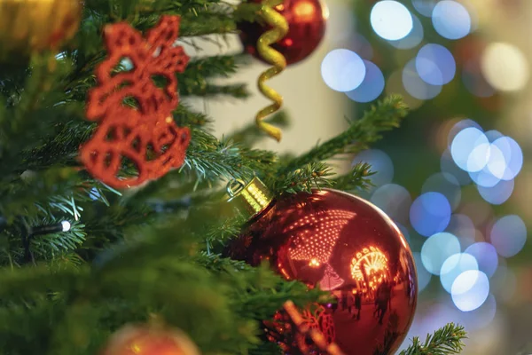 Árbol Navidad Con Decoraciones Bolas Navidad Guirnaldas Ligeras Bokeh Fondo — Foto de Stock