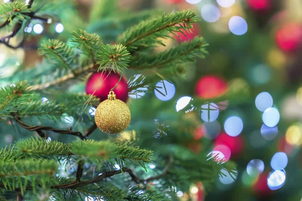 Árbol Brillante Del Spurse Navidad Con Decoraciones Bolas Navidad Guirnaldas —  Fotos de Stock