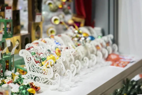 Bunte Ornamente Weihnachtskugeln Und Weiße Holzschlitten Verkauf Von Weihnachtsdekorationen Abstraktes — Stockfoto