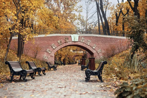 Herfst Park Decoratieve Voetgangersbrug Lege Houten Bankjes Herfst Droevige Stemming — Stockfoto