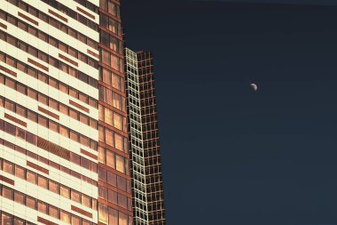 Mimari tonlu arka plan modern demir beton duvar ile pencere eşiği. Çok öykülü binaları geceleri. Modern şehir, sanat doku görüntü