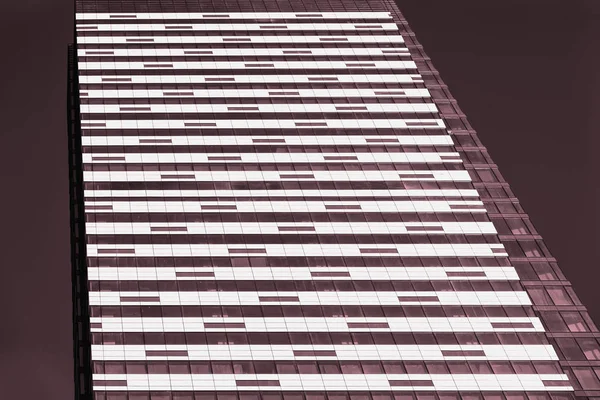 Architektoniczne stonowanych tło nowoczesne żelazo beton ściany z oknami. Wielopiętrowych budynków w nocy. Neon nowoczesny city, sztuka tekstura obrazu — Zdjęcie stockowe