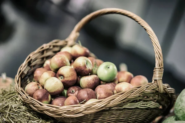 Basket of apples, autumn harvest, vintage background — Stock Photo, Image