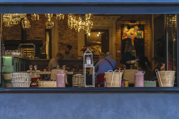 Personas irreconocibles en las mesas de la cafetería durante el almuerzo los fines de semana, vista exterior — Foto de Stock