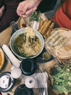 Hizmet masa üstü görünümü, yemek hazır. İnsanların birlikte, Aile, arkadaş yemek, iştah kavramı gıda birlikte, kadının el, dökülen çorba, yemek, yemek yemek
