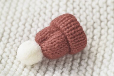 Küçük örme dekoratif kırmızı bere örme kazak ponpon ile