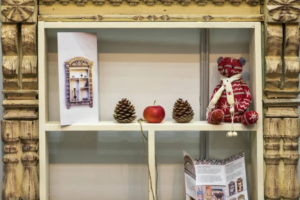 Holzregal mit weihnachtlichen Accessoires, Innendekoration für festliche Wohnräume, Urlaubs- und Gratulationskonzept — Stockfoto