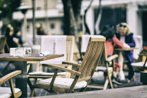 Mesa y sillas vacías en un café al aire libre. Escena de otoño, fondo vintage, escena real, concepto de humor estacional — Foto de Stock