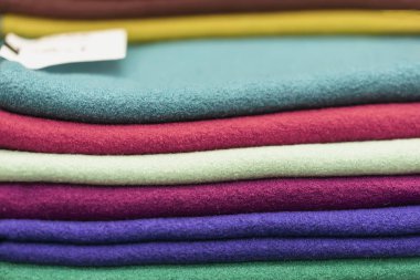 Çok renkli kumaş, gerçek mağaza raf, vintage seçici arka plan.