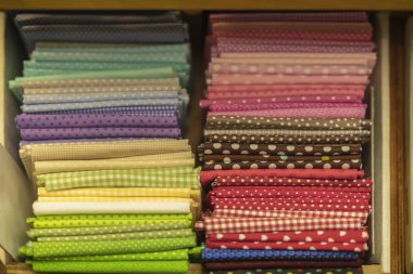 Çok renkli kumaş yamalar yaratıcılık için gerçek bir mağaza raf, seçici arka plan