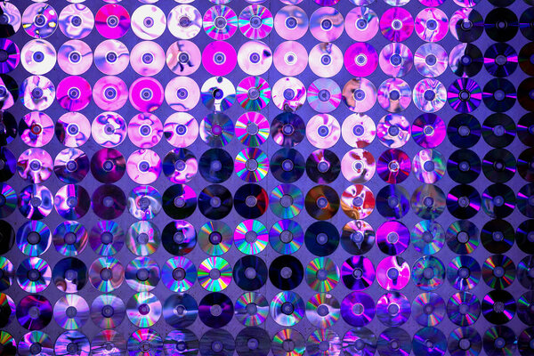 Фон из компакт-дисков CD, DVD, современный фиолетовый фон
