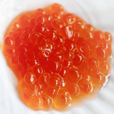 Bir beyaz tahta üzerinde kırmızı somon havyar. Üstten görünüm