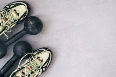 Spor ayakkabı ve eski halter, üstten görünüm, sağlıklı yaşam kavramı