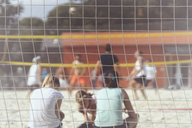 Plaj voleybolu, tanınmayan kız hayranları bize, yaz günü, selectiv odak oynayan genç arkadaş grubu