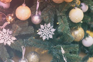 Kar taneleri, renkli toplar, çelenk, süslemeleri ile şenlikli Noel ağacı. Seçici odak. Arka plan tasarımı için. Kış tatili, mutlu yeni yıl