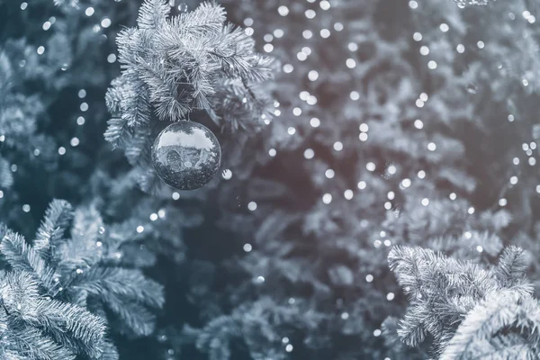 Árvore de Natal com decorações, bolas de Natal, guirlandas leves. Fundo verde abstrato para design, espaço de cópia. Foco seletivo . — Fotografia de Stock