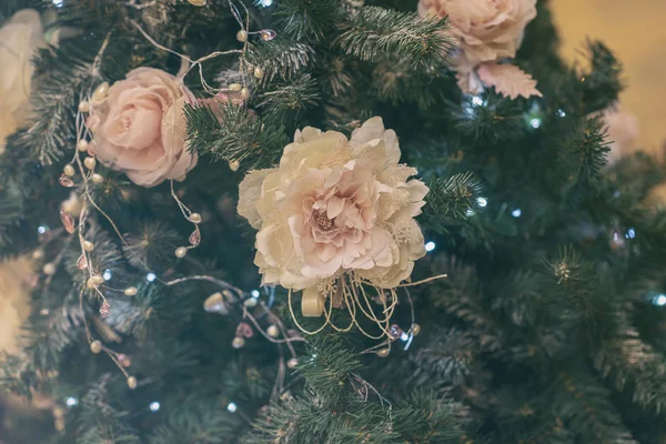 Pohon Natal yang meriah dengan dekorasi, bunga natal, karangan bunga cahaya. Fokus selektif. Liburan musim dingin, Selamat Tahun Baru. — Stok Foto