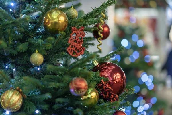 Árbol de Navidad festivo con bolas de colores brillantes, guirnaldas, decoraciones de cerca. Enfoque selectivo. Vacaciones de invierno, Feliz Año Nuevo — Foto de Stock