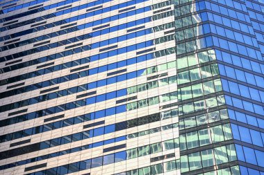 İnşaat yüksek katlı bina, modern cam görünümünü ve yüksek artış binanın beton dış altında Windows