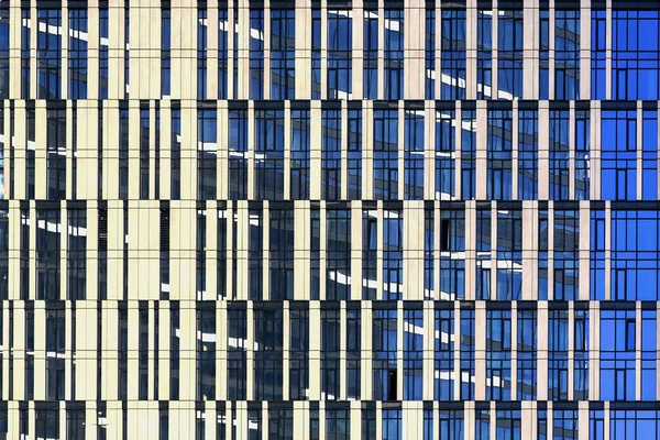 Windows mrakodrapu, architektura zblízka. Skla a betonu. Městské obchodní čtvrti. Moderní abstraktní pozadí, skleněné fasády, vysoké budovy — Stock fotografie