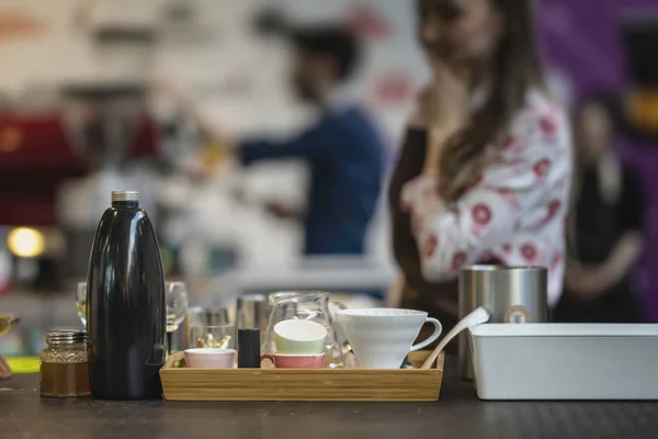 Geschirr Und Zubehör Für Die Zubereitung Von Markenfilterkaffee Der Bar — Stockfoto