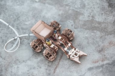 Düzen, kontrollü arazi aracı, modeli yapılan ve çocuklar tarafından karton, ev yapımı robot oyuncak toplandı. Çocuk Hobiler, öğrenme, teknoloji, mühendislik