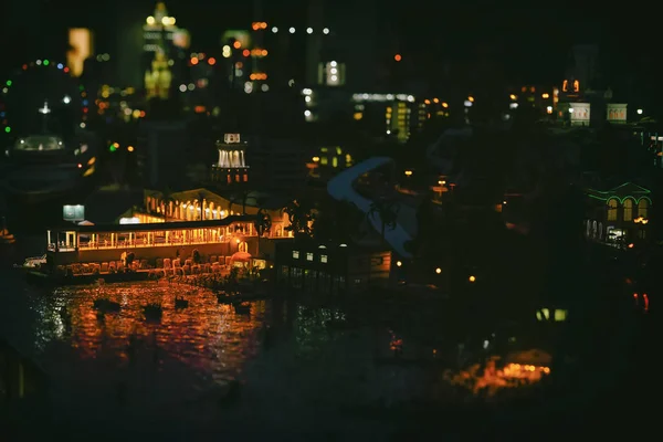 Rozmyte streszczenie miasta z molo, realistyczne miniaturowe. Jasne noc miejskich bokeh, niewyraźne tło — Zdjęcie stockowe